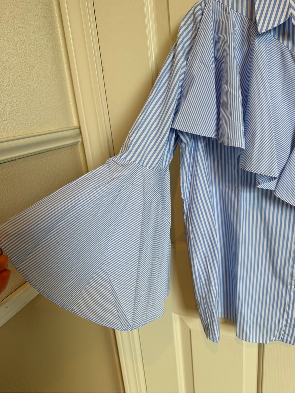 Uterque Poplin Ruffled Button Down Pin Stripe Blouse. Size Small - Picture 3 of 6
